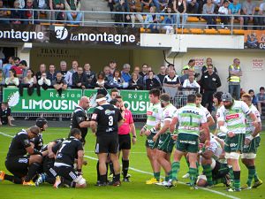 Mêlée à suivre entre les avants du CA Brive et ceux de la Section Paloise lors de la dernière journée de la saison 2015/2016 du Top 14