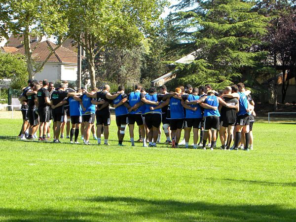 Les joueurs du CA Brive se rassemblent à l'issue de l'entrainement avant le déplacement à Grenoble