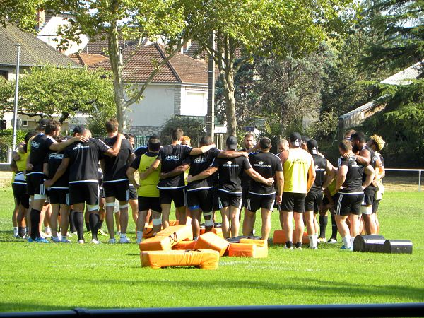 L'entraineur du CA Brive Nicolas Godignon remobilise ses joueurs après la défaite à Grenoble et avant la réception de La Rochelle