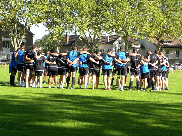 Les joueurs du CA Brive se regroupent pendant l'entrainement durant la semaine de préparation de la réception du Racing 92