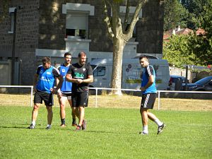 L'entraineur du CA Brive Nicolas Godignon passe ses consignes à ses joueurs Arnaud Mignardi, Chris Tuatara-Morrison et Thomas Laranjeira durant l'entrainement avant le déplacement à Grenoble