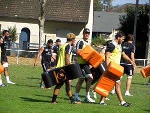 Le 2e ligne du CA Brive Wilhelm Steenkamp encadre les Espoirs du club Jan Uys et Péniami Narisia durant l'entrainement avant la réception de La Rochelle