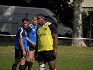 Pendant que Seremaia Burotu siffle, ses coéquipiers au CA Brive Arnaud Mignardi et Guillaume Namy font des grimaces