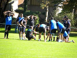Philippe Carbonneau donne des consignes aux 3/4 du CA Brive lors de l'entrainement avant la réception du Racing 92