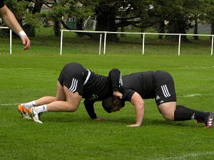 Les piliers du CA Brive Vivien Devisme et Soso Bekoshvili s'entrainent à la poussée en mêlée