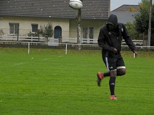 L'ailier du CA Brive Takudzwa Ngwenya n'est pas maladroit avec ses pieds pour jouer avec le ballon