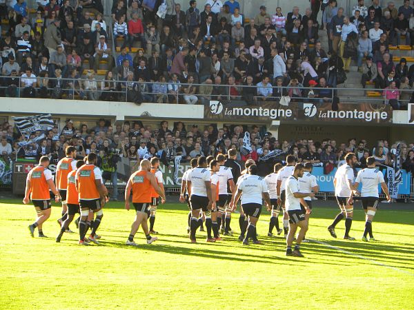 Les joueurs du CA Brive en terminent avec leur échauffement et vont bientôt débuter leur rencontre face à l'ASM Clermont