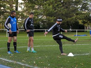 A la fin de l'entrainement, les joueurs du CA Brive Arnaud Méla, Fabien Sanconnie et Benjamin Lapeyre s'excercent à passer une pénalité très en coin