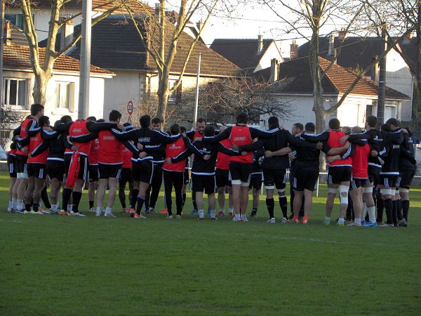 Les joueurs du CA Brive se préparent pour leur dernier match de l'année 2016 lors du déplacement au Stade Français Paris