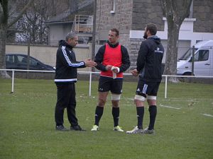 L'entraineur des avants du CA Brive Didier Casadéi échangent avec Petrus Hauman et Johan Snyman à l'issue de l'entrainement avant la rencontre contre le LOU Rugby