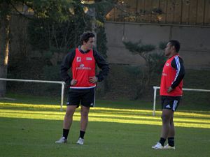 Ce samedi, ce sera le dernier match de suspension pour l'ouvreur du CA Brive Matthieu Ugalde, ici en discussion avec son coéquipier Benito Masilevu