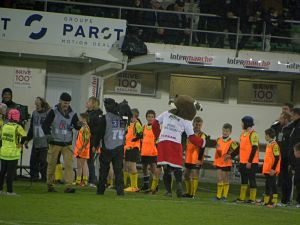La mascotte du CA Brive Zouzou salue les jeunes rugbymen limousins qui ont participé à l'animation de la mi-temps de la rencontre entre Brive et le LOU Rugby