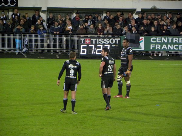 On discute combinaisons entre les trois joueurs du CA Brive : Teddy Iribaren, Nicolas Bezy et Seremaia Burotu
