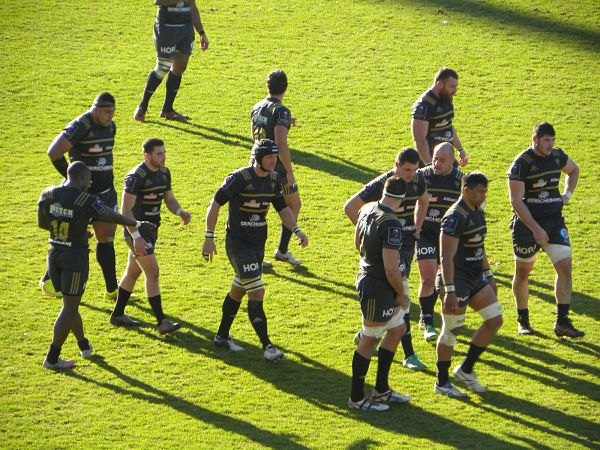 Les avants du CA Brive se préparent pour effectuer une touche lors de la rencontre contre les Newport Gwent Dragons en Challenge Cup