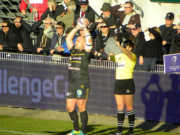 Le talonneur du CA Brive François Da Ros se prépare à lancer en touche lors de la rencontre de Challenge Cup contre les Newport Gwent Dragons