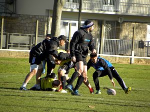 Face à Wilhem Steenkamp et Arnaud Méla, le demi de mêlée du CA Brive David Delarue sort le ballon du regroupement et lance l'attaque lors de cette opposition à l'entrainement