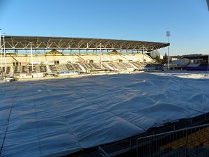 En vue de la rencontre de Challenge Cup entre le CA Brive et les Newport Gwent Dragons, la pelouse du stade Amédée-Domenech est protégée pour résister à la vague de froid qui touche actuellement la Corrèze et la France