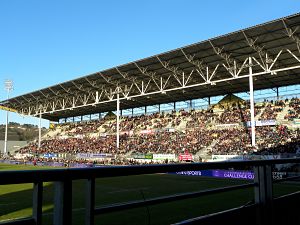 La tribune Elie Peybère du stade Amédée Domenech est bien garnie et profite du soleil lors de la rencontre de Challenge Cup entre le CA Brive et les Newport Gwent Dragons