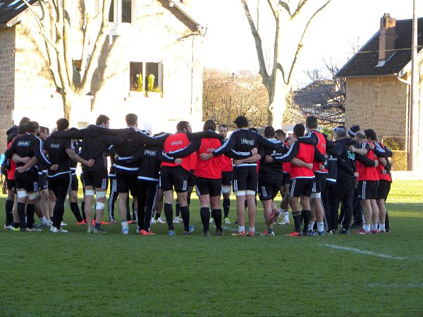 Les joueurs du CA Brive se préparent pour la réception du FC Grenoble au stade Amédée Domenech