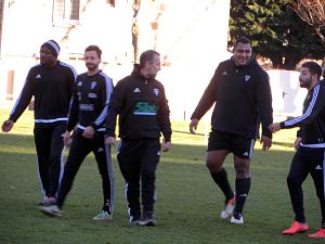 Aux côtés de Takudza Ngwenya, Jean Baptiste Péjoine, Philippe Carbonneau et Teddy Iribaren, Sisa Koyamaibole a le sourire à l'issue de l'entrainement du CA Brive qui se prépare pour la réception du FC Grenoble en Top 14
