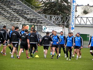 Divisés en deux groupes, les joueurs du CA Brive changent d'ateliers pendant la séance d'entrainement en préparation au prochain déplacement au Racing 92