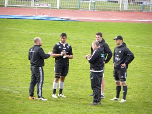Les avants du CA Brive François Da Ros, Poutasi Luafutu, Fabien Sanconnie et Petrus Hauman échangent durant l'entrainement avec leur entraineur Didier Casadéi