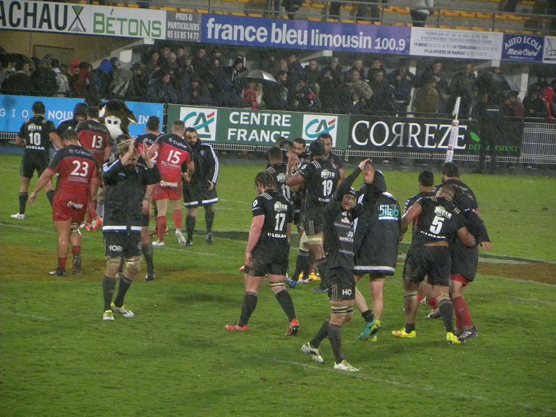 Les joueurs du CA Brive se congratulent et saluent les joueurs du Rugby Club Toulonnais vaincus dans des conditions très humides