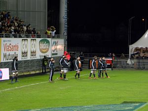 Les remplaçants du CA Brive observent leurs coéquipiers avant de rentrer en jeu face au Rugby Club Toulonnais