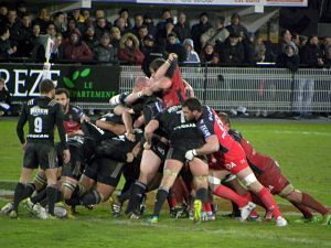 Rude affrontement en mêlée entre le CA Brive et le Rugby Club Toulonnais