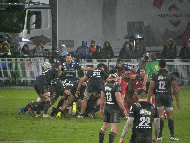 Les conditions météorologiques en fin de rencontre n'étaient pas évidentes pour les joueurs du CA Brive et du Rugby Club Toulonnais