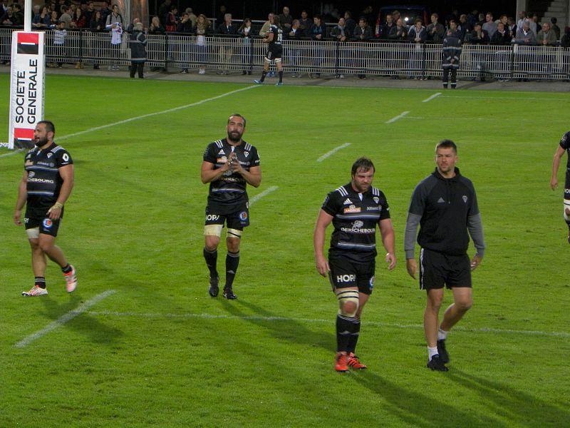 Le deuxième ligne et capitaine du CA Brive Arnaud Méla effectue le tour d'honneur pour remercier le public après la victoire face au Racing 92