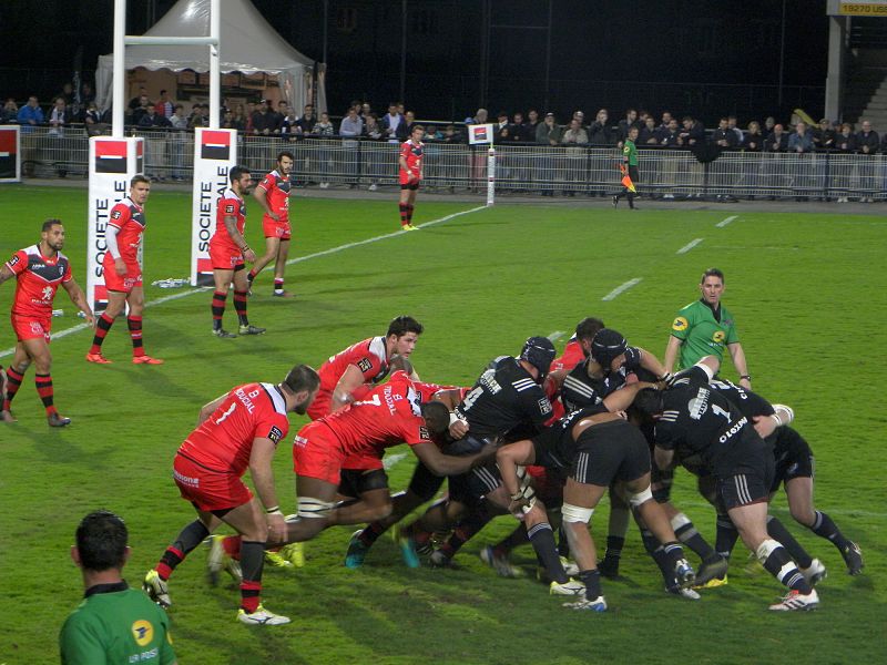 Les avants du CA Brive tentent de faire plier les avants du Stade Toulousain en force