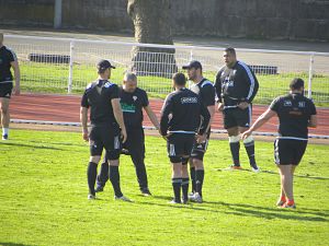 L'entraineur des avants du CA Brive Didier Casadéi échangent avec Petrus Hauman, Said Hirèche et Johan Snyman