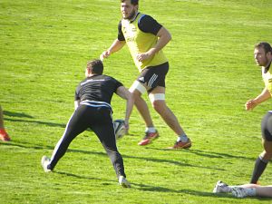Le demi de mêlée du CA Brive Jean Baptiste Péjoine lance une attaque durant l'entrainement en préparation au déplacement à La Rochelle