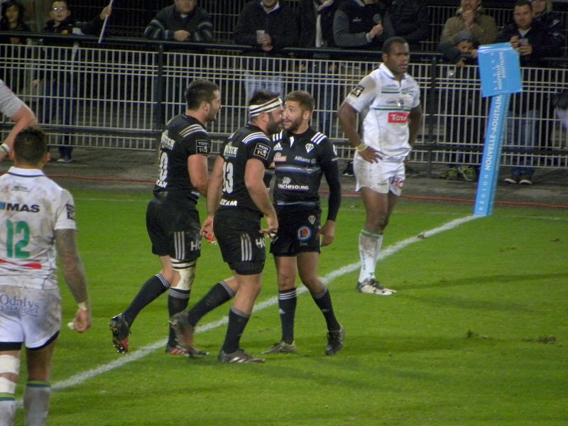 Nicolas Bezy marque un essai avec le CA Brive contre la Section Paloise et il est félicité par Arnaud Mignardi et Teddy Iribaren