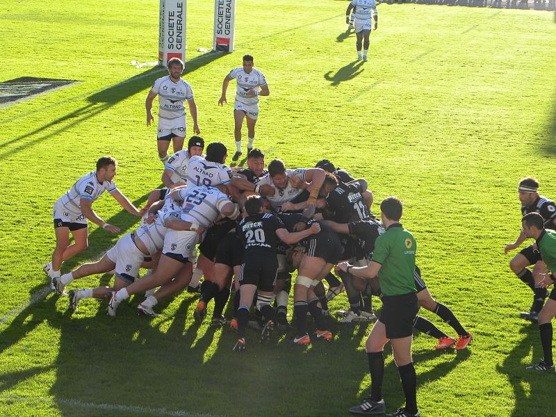 Avants et trois quarts du CA Brive s'associent pour pousser dans ce maul et tenter d'arracher la victoire face au Montpellier Hérault Rugby
