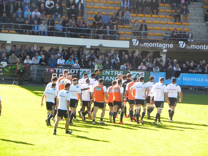 Les joueurs du CA Brive en terminent avec leur échauffement et se préparent à débuter leur rencontre face au Montpellier Hérault Rugby