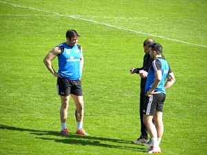 Romain Cabannes et Thomas Laranjeira échangent avec Nicolas Godignon durant l'entrainement du CA Brive avant le déplacement en Challenge Cup à Bath