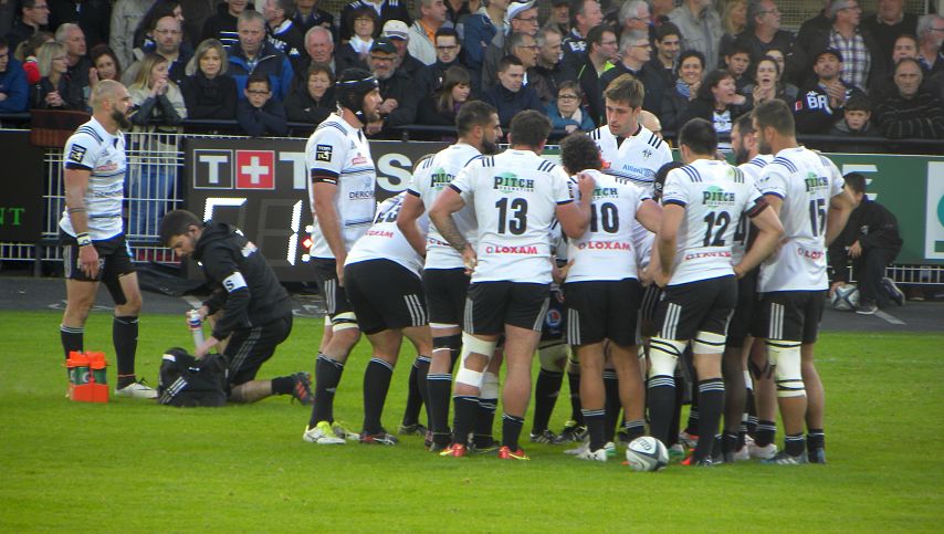 Pendant que Benjamin Lapeyre se fait soigner, ses coéquipiers du CA Brive se réunissent durant la rencontre face à l'Union Bordeaux Bègles
