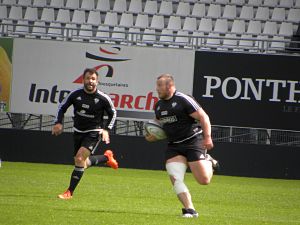 Le pilier du CA Brive Vivien Devisme s'échappe lors de l'opposition à l'entrainement en préparation de la réception du Castres Olympique samedi