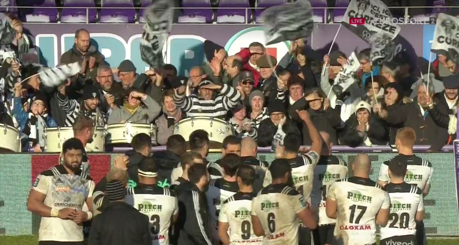 Les joueurs qui vont saluer les 100% coujoux venus faire le déplacement en Charente