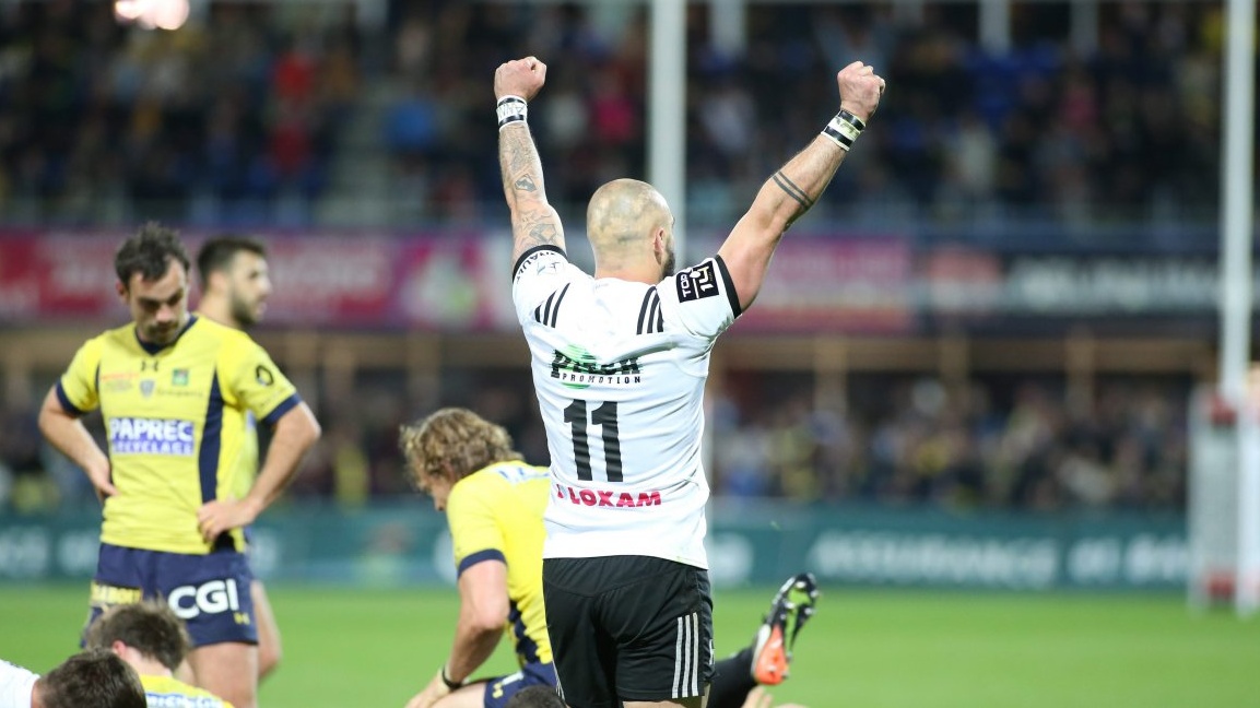 Benjamin Lapeyre lève les bras au ciel. Brive s'impose 26 à 21 au Michelin de Clermont.