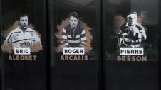 Photos des joueurs sur la façade du centre de performance du CA Brive